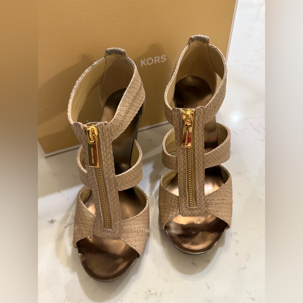 Michael Kors SZ 6.5 Berkeley T-Strap Nude